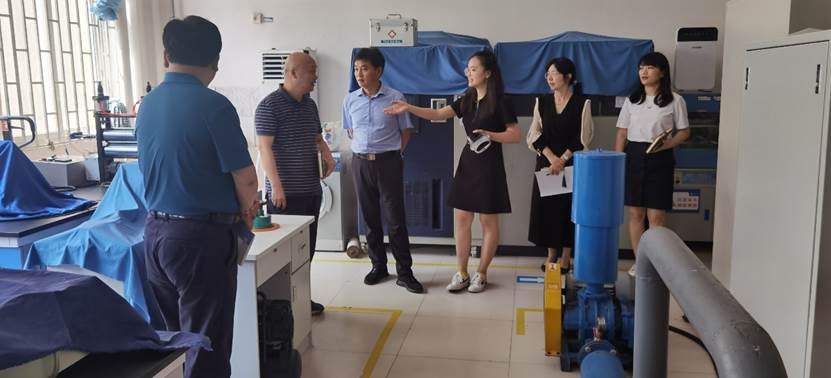 一群人在房间里中度可信度描述已自动生成