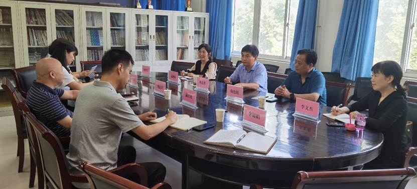 一群人在餐厅吃饭描述已自动生成